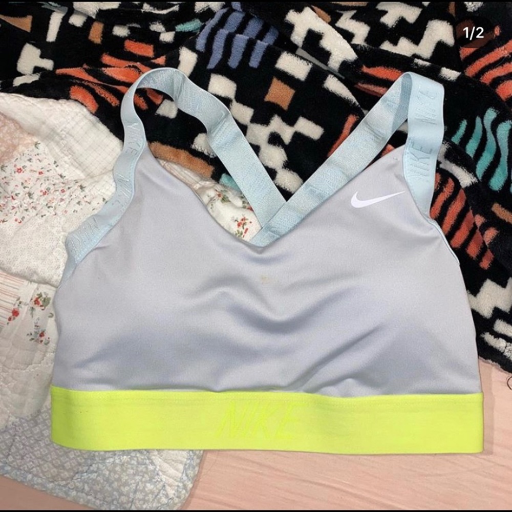 NIKE